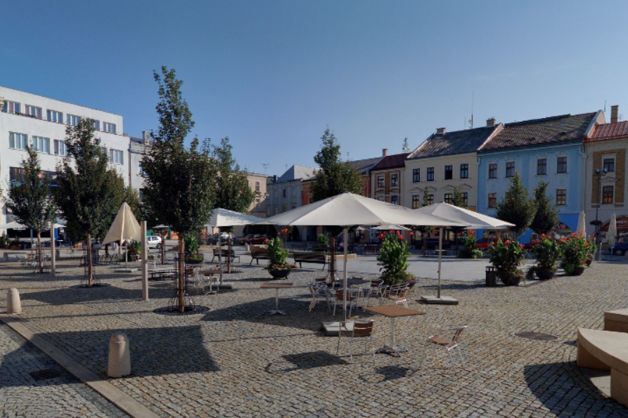 rozevřené slunečníky Montis na náměstí v Hranicích