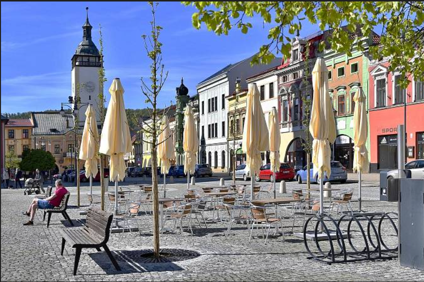 složené slunečníky Montis na náměstí v Hranicích