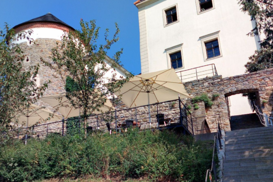 Slunečníky Montis na terase zámeckých zahrad v Hranicích